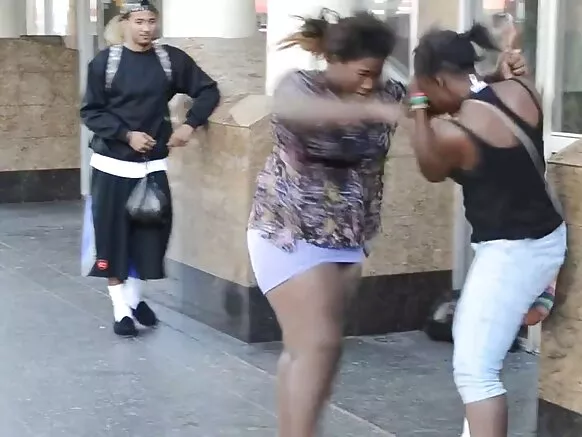 Choque de bbws y xxx mulattoes con capuchas.